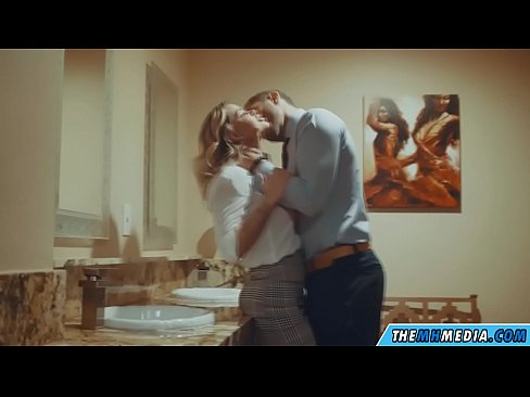 ❤️ Quando uma loira peituda o seduz em um banheiro público Porno fodido em porno pt-br.xxxifuck.ru